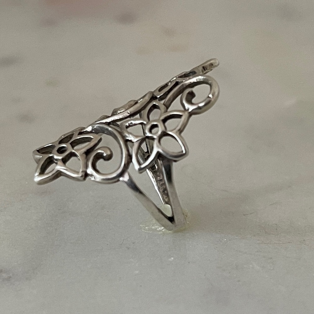 Ring sterling flower.